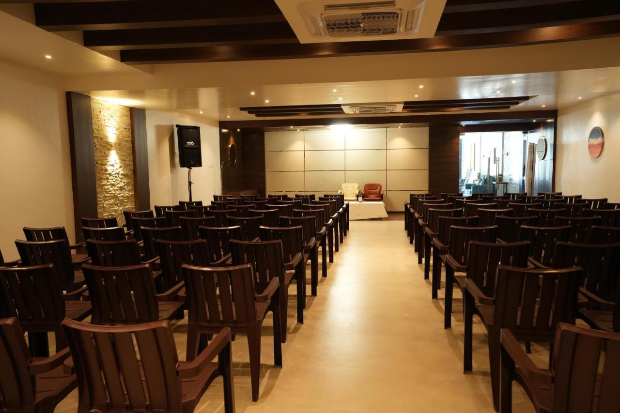 ホテル Sri Ambal Grand Virudunagar エクステリア 写真